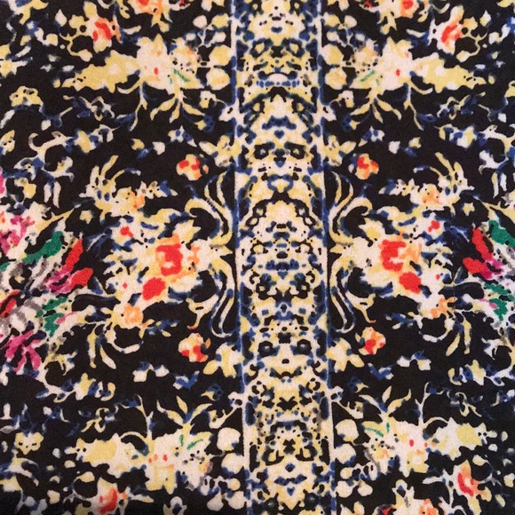 Black top with cute print on bodice - Picture 4 of 7